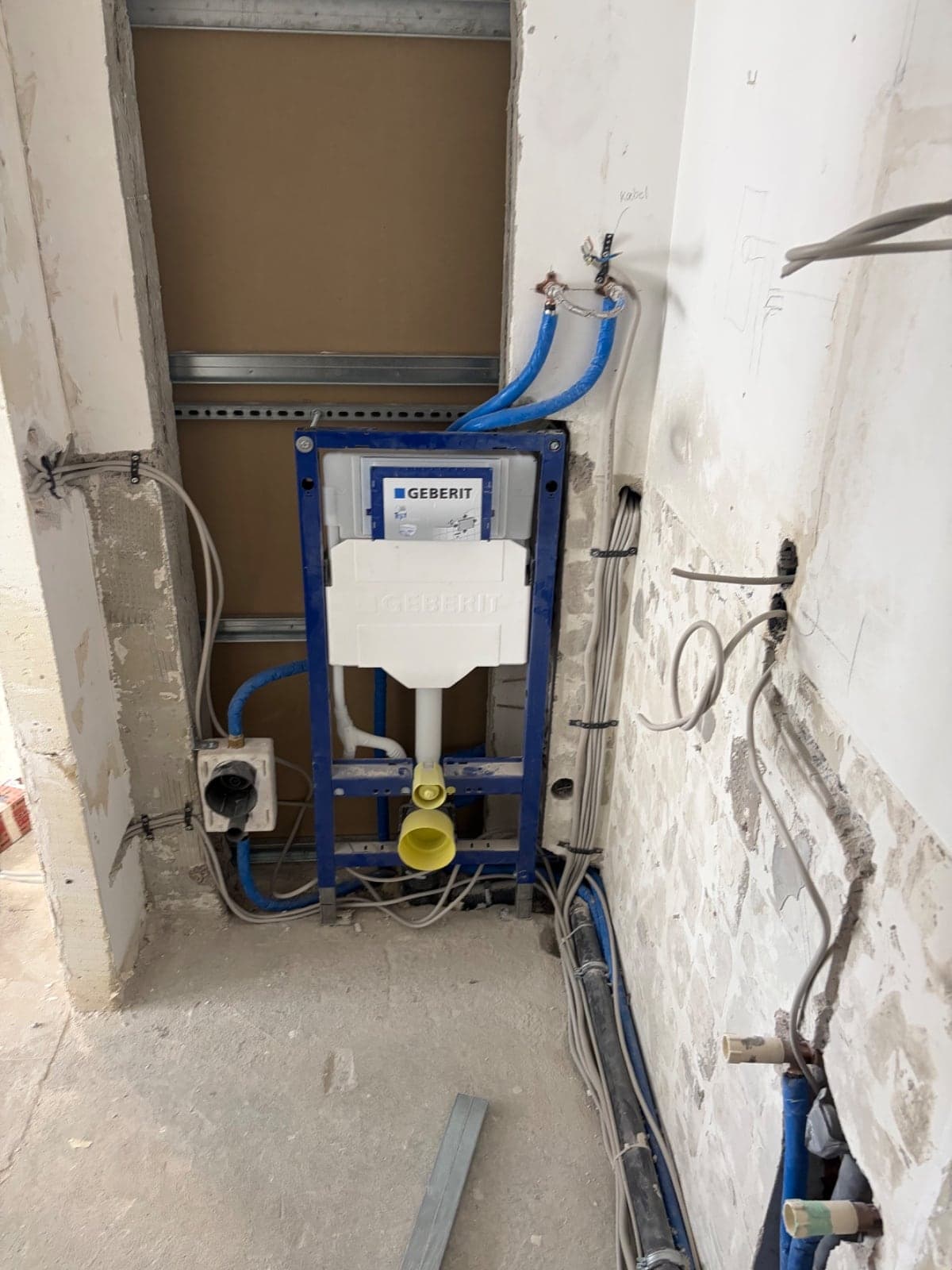 Neu montiertes Vorwandelement für die WC-Installation mit Rohinstallation