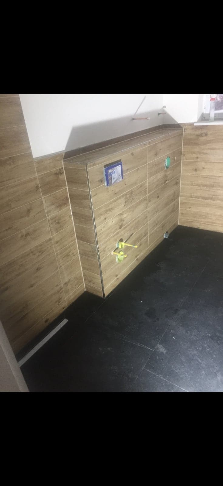 Gefliestes Vorwandelement mit Installationsöffnungen vor Fertigstellung