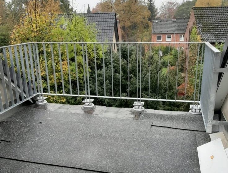 Balkon mit freiliegender Bitumen-Abdichtungsbahn vor der Dielenverlegung