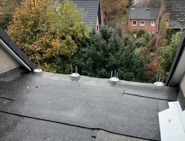 Balkonfläche mit montierten Terrassenlagern vor der Dielenverlegung