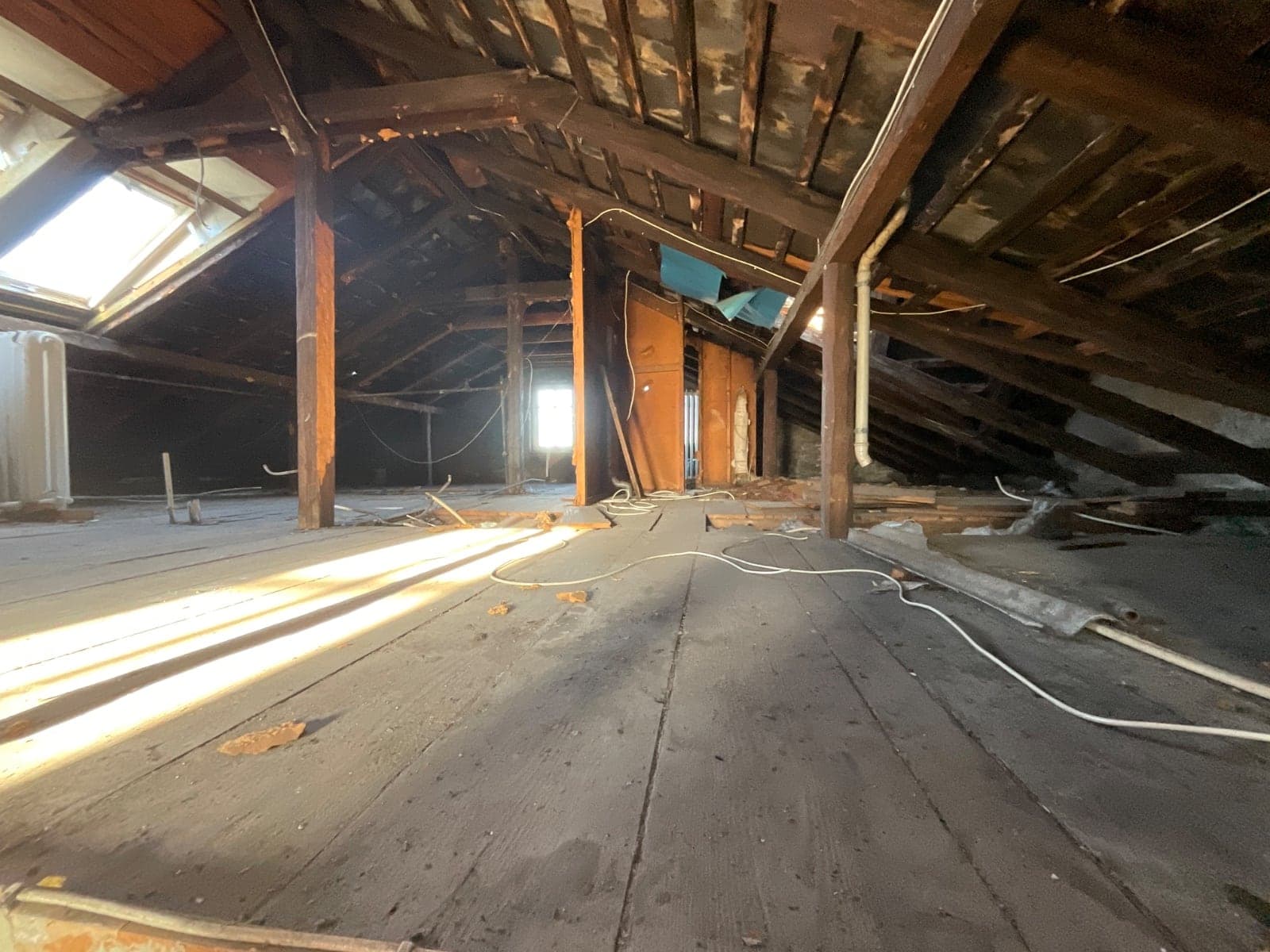 Ungedämmter Rohdachstuhl mit freiliegenden Holzsparren vor dem Ausbau