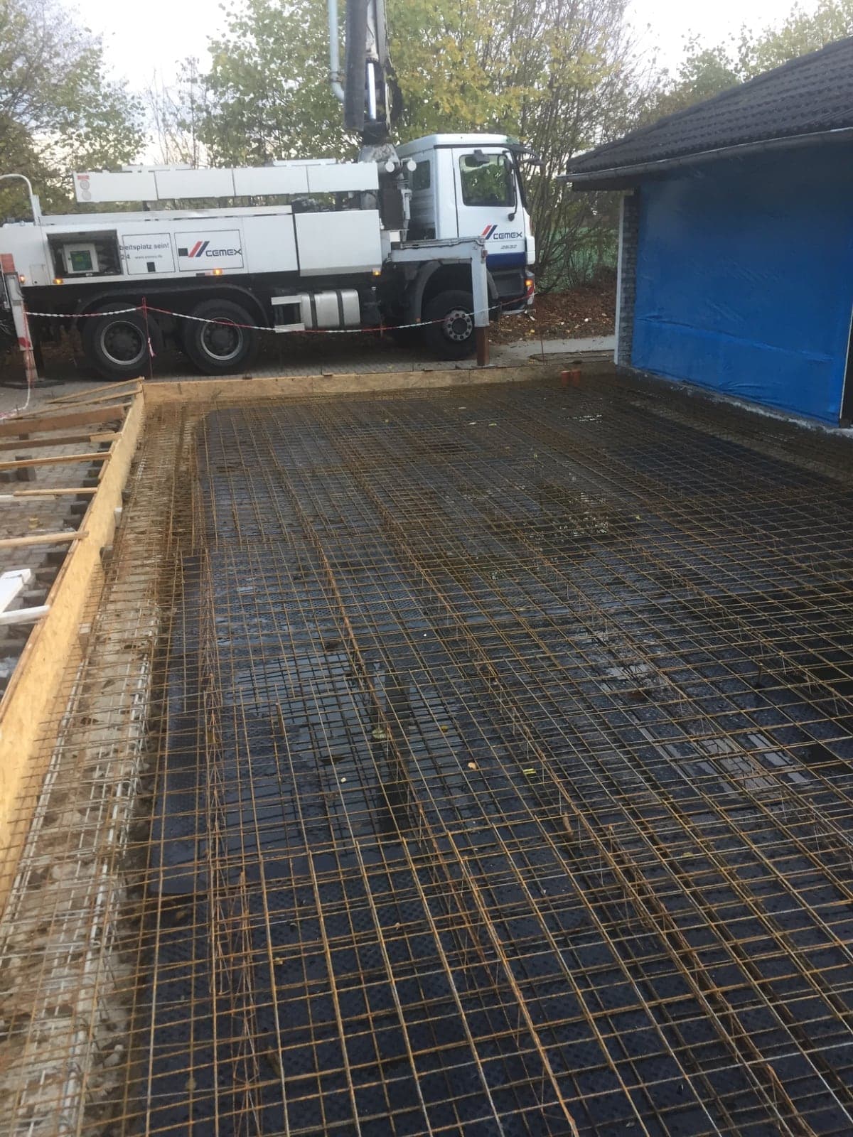 Bewehrte Fundamentfläche mit bereitstehender Betonpumpe
