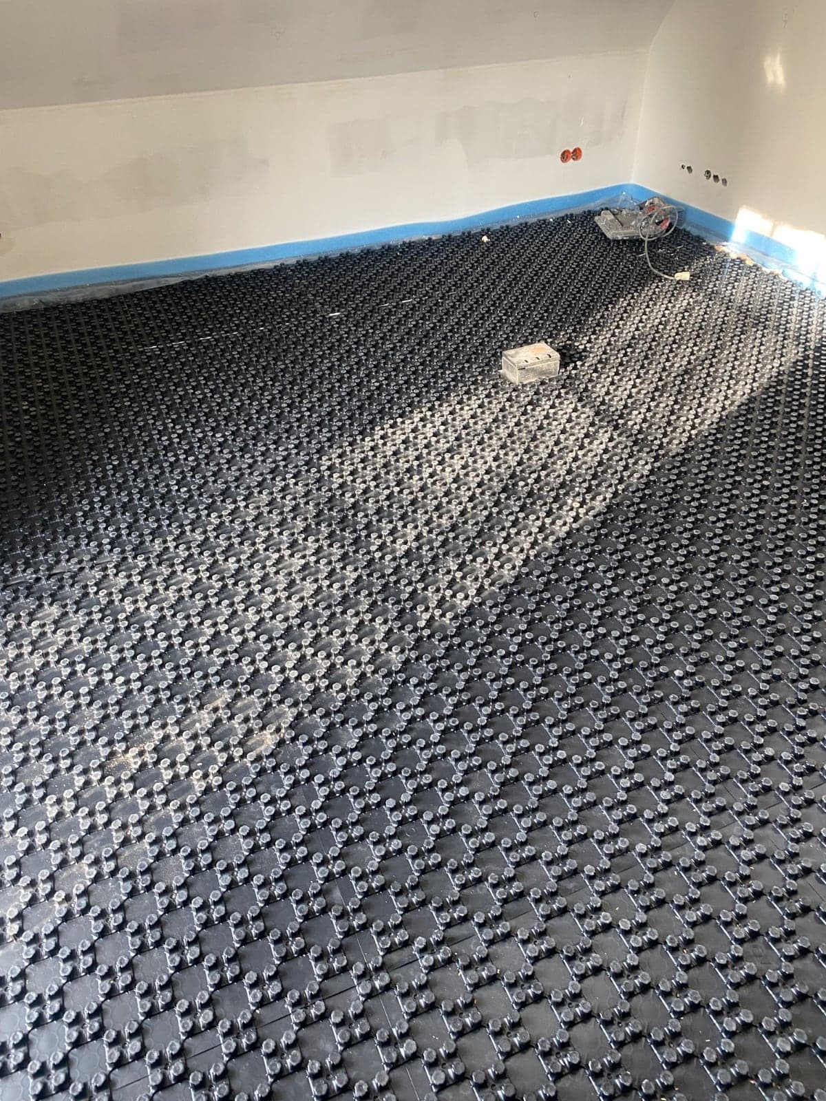 Ausgelegte Noppen-Systemplatten für die Verlegung einer Fußbodenheizung