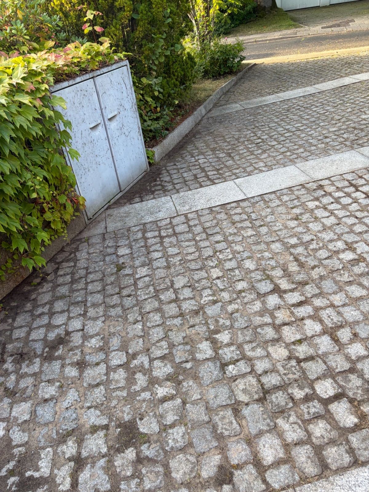 Kopfsteingepflasterte Einfahrt mit Granitkante