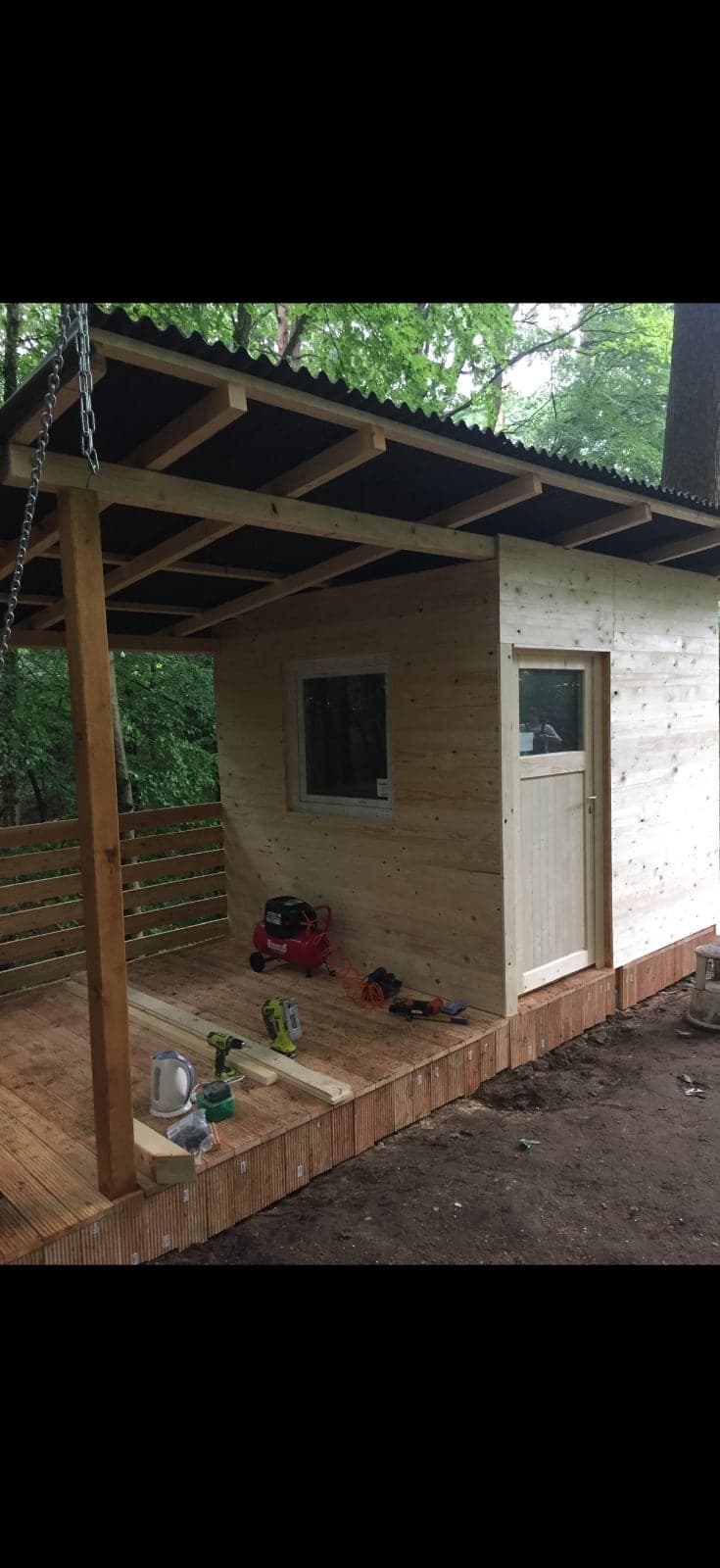 Gartenhaus aus Holz mit überdachter Terrasse im Rohbau
