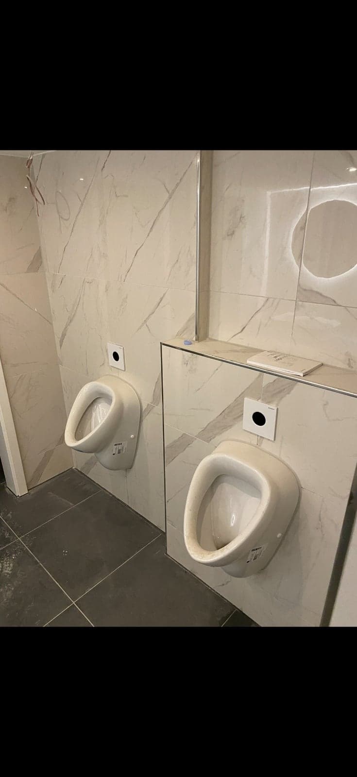 Urinalanlage mit Trennwänden in einem gewerblichen Sanitärraum