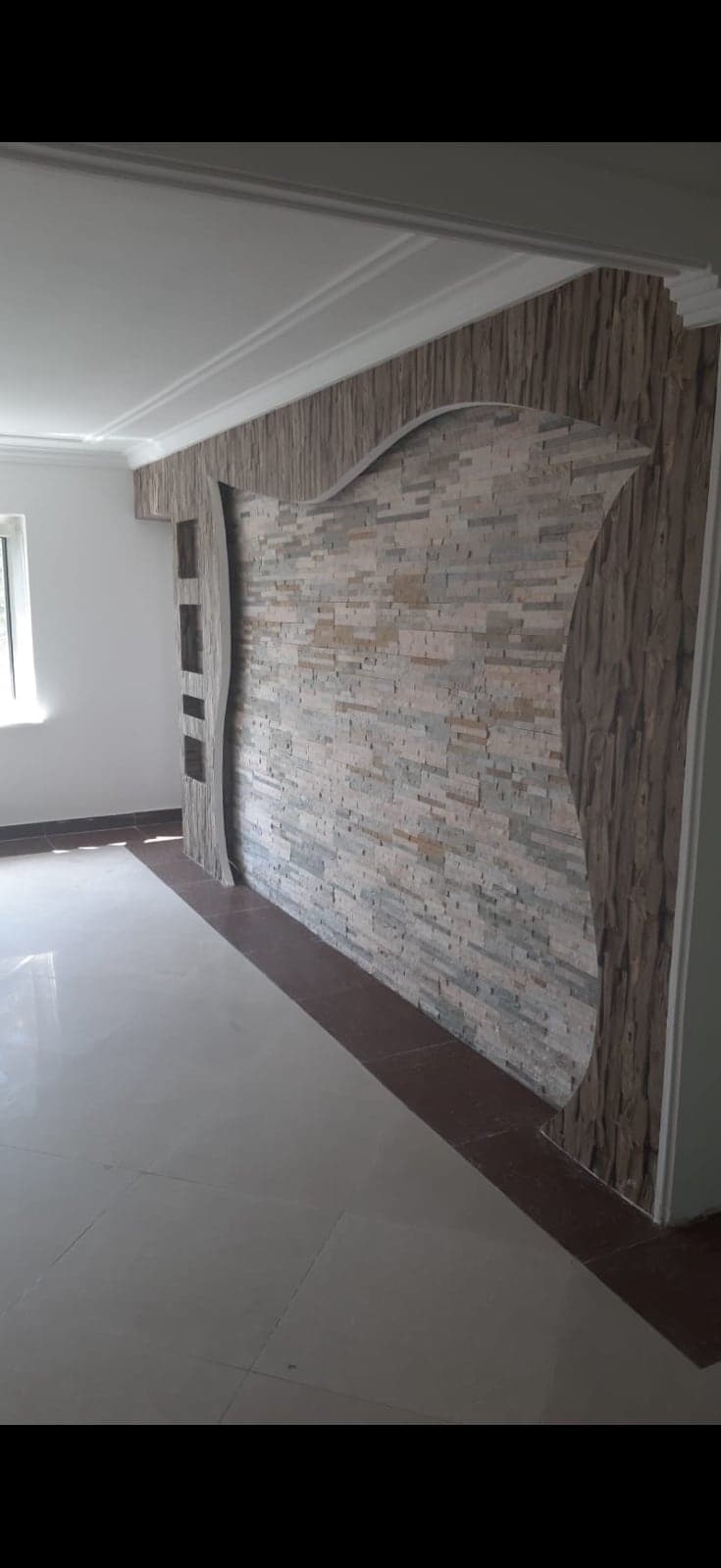 Dekorative Natursteinwand als Gestaltungselement in einem Wohnraum