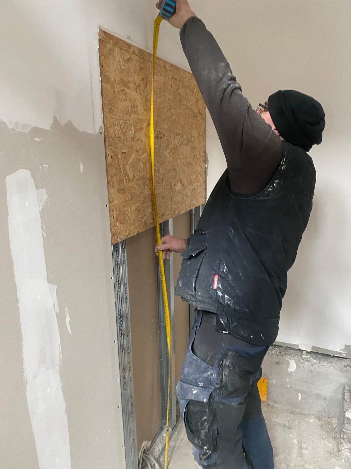 Montage einer Trockenbauwand mit Metallständerwerk und OSB-Platte
