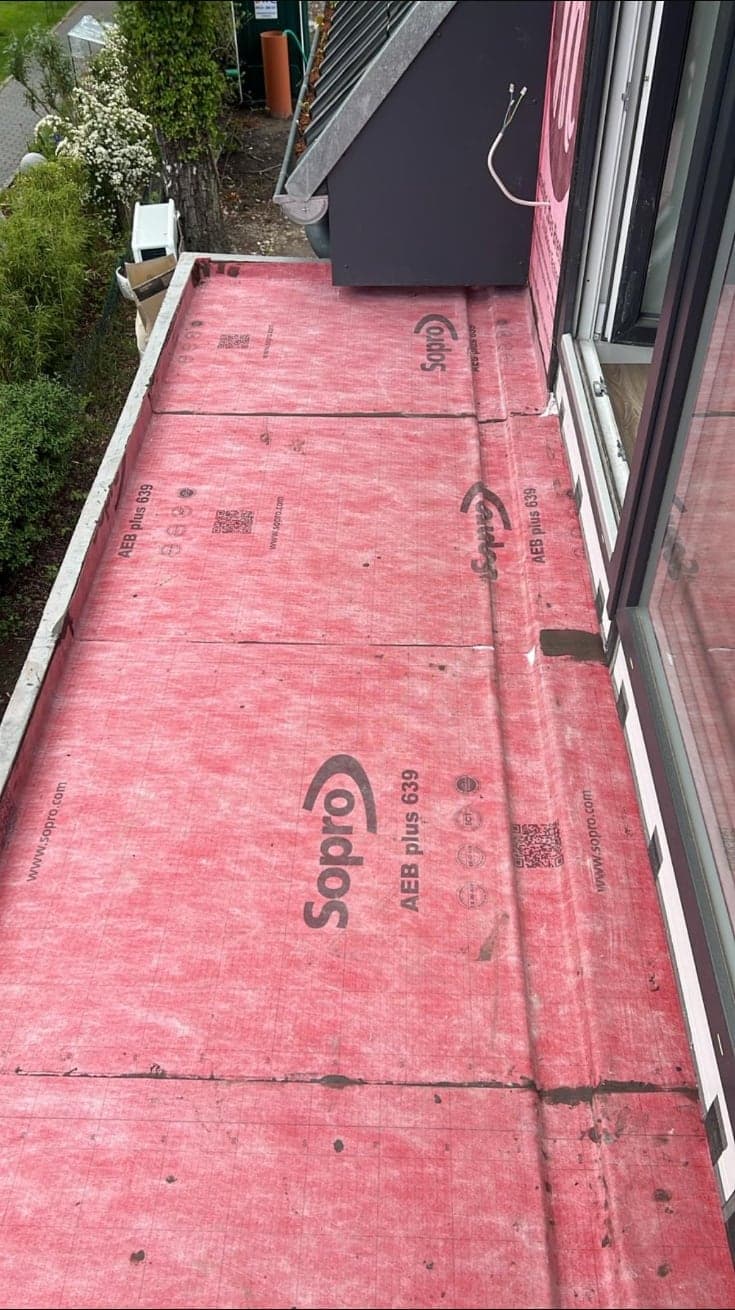 Verlegte Abdichtungsbahn auf einem Balkon vor der Fliesenverlegung