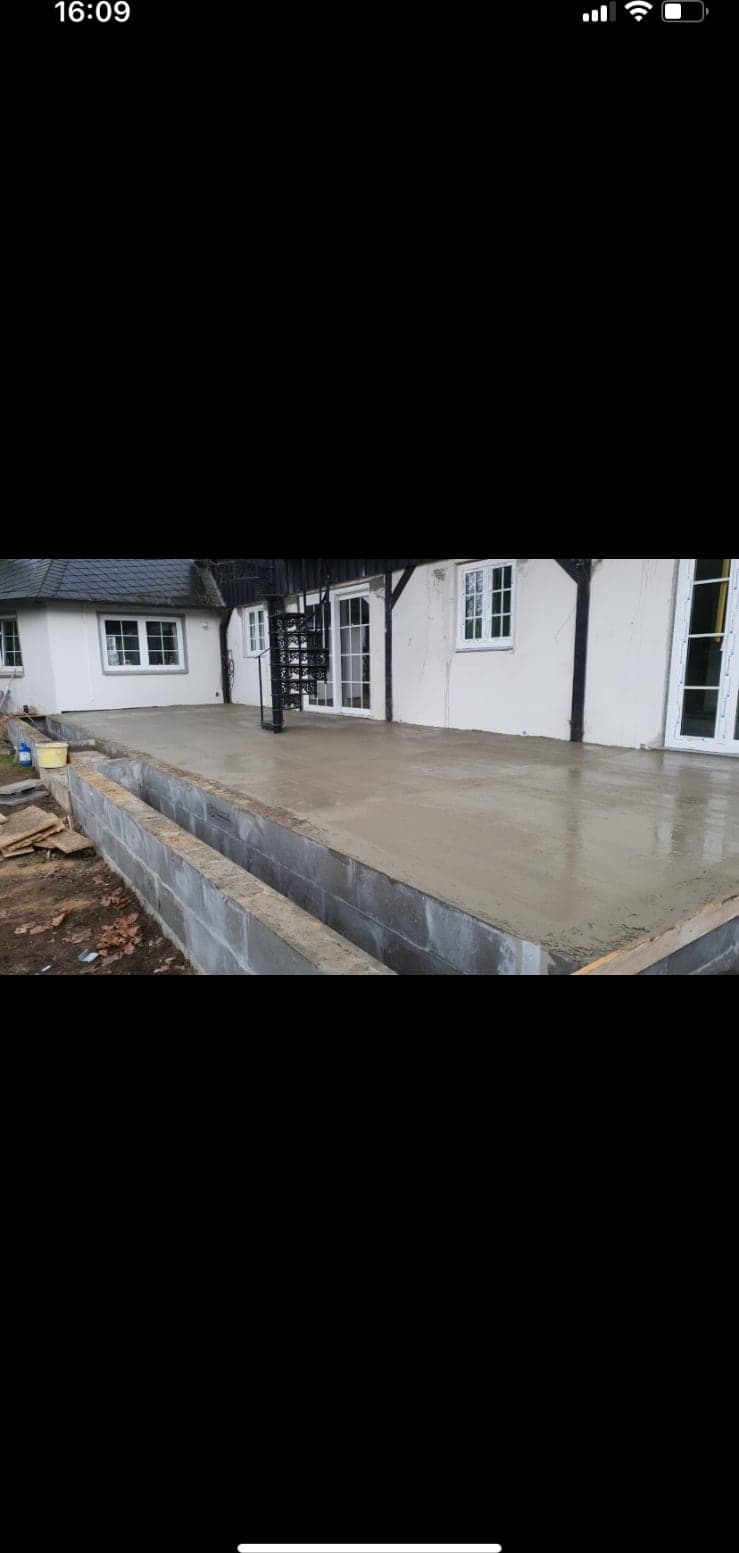 Fertig gegossene und ausgehärtete Betonplatte als Terrassenfundament