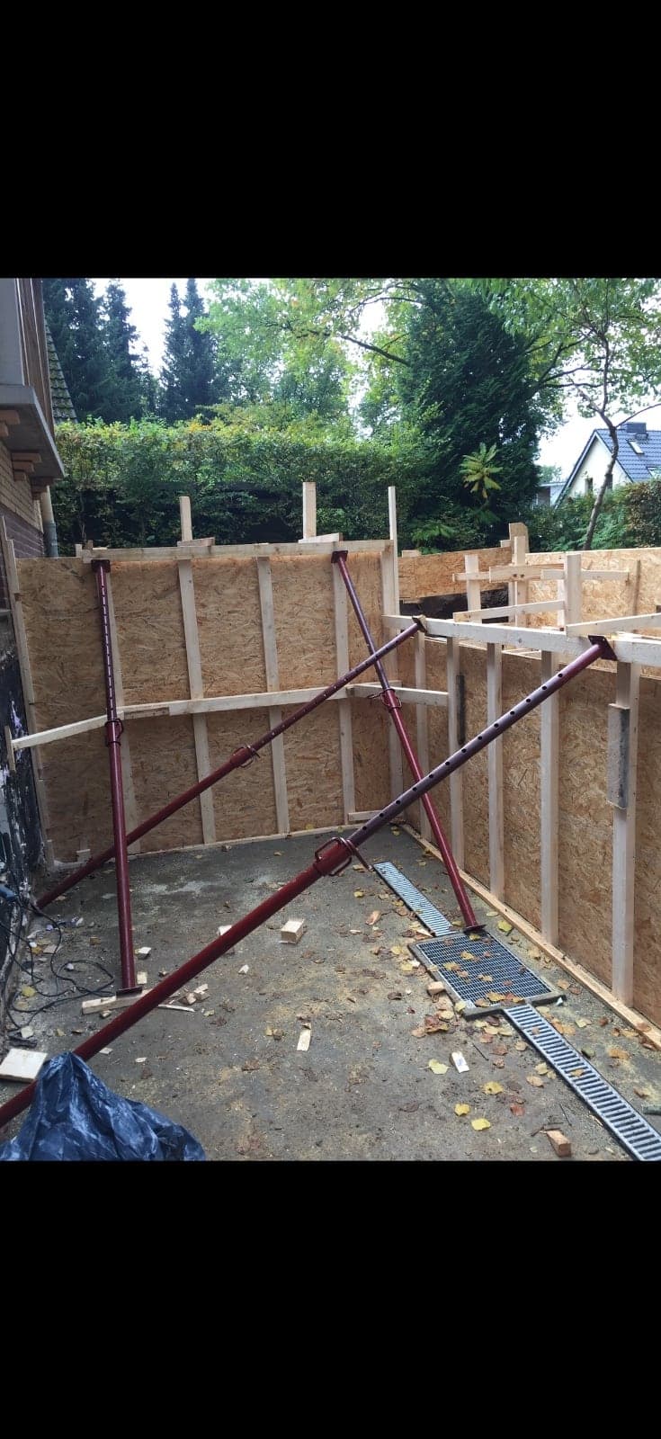 Ausgehobene Baugrube mit OSB-Schalung für einen Kelleranbau