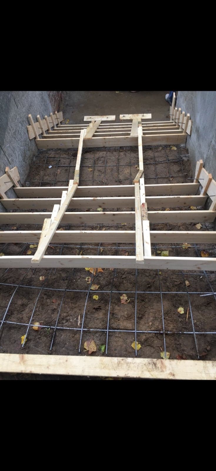 Holzschalung mit Bewehrungsmatten für ein Treppenfundament