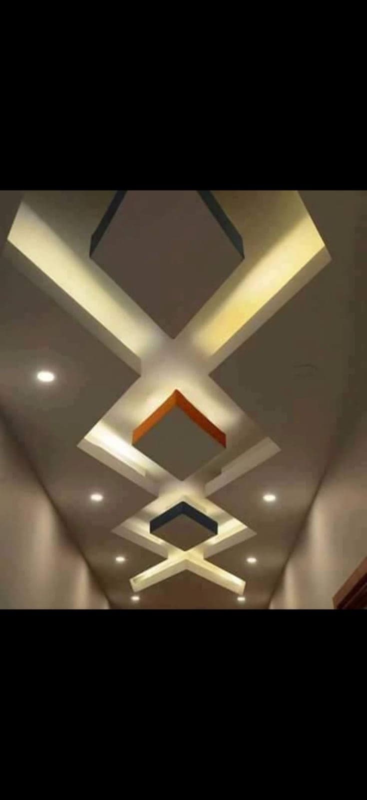 Trockenbaudecke mit rautenförmiger LED-Beleuchtung