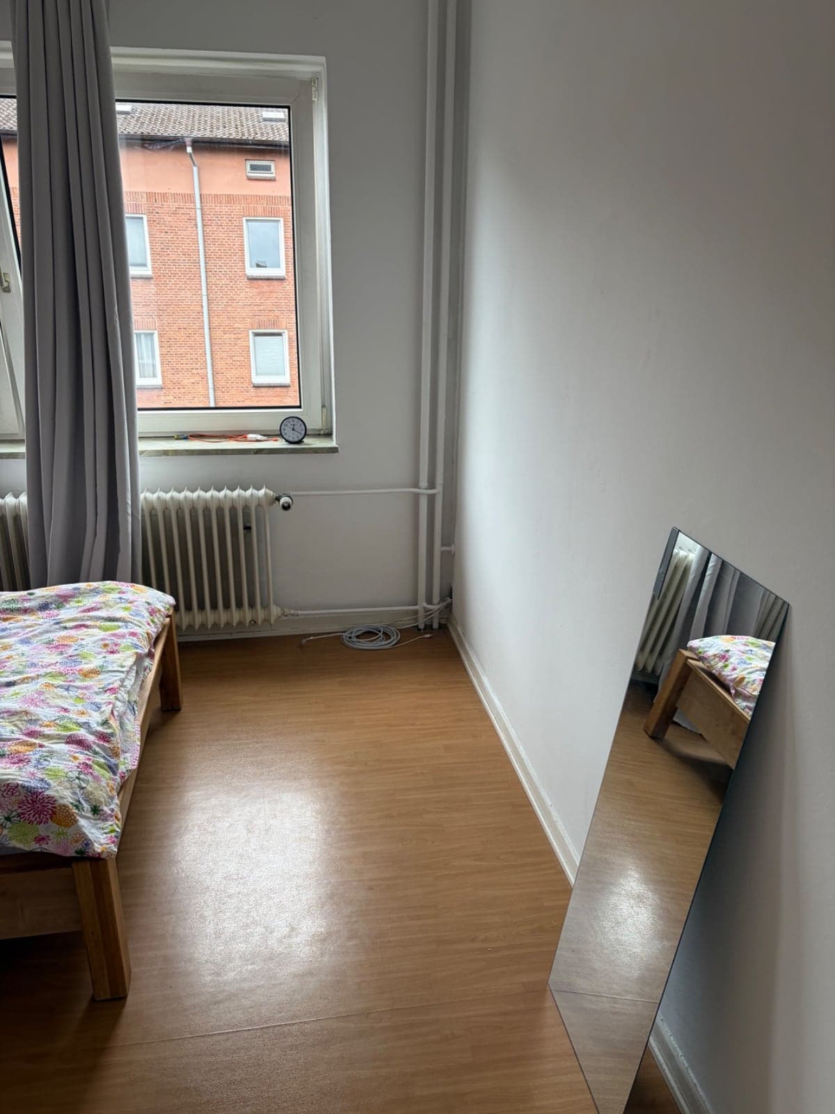 Renoviertes Zimmer mit neuem hellem Laminatboden