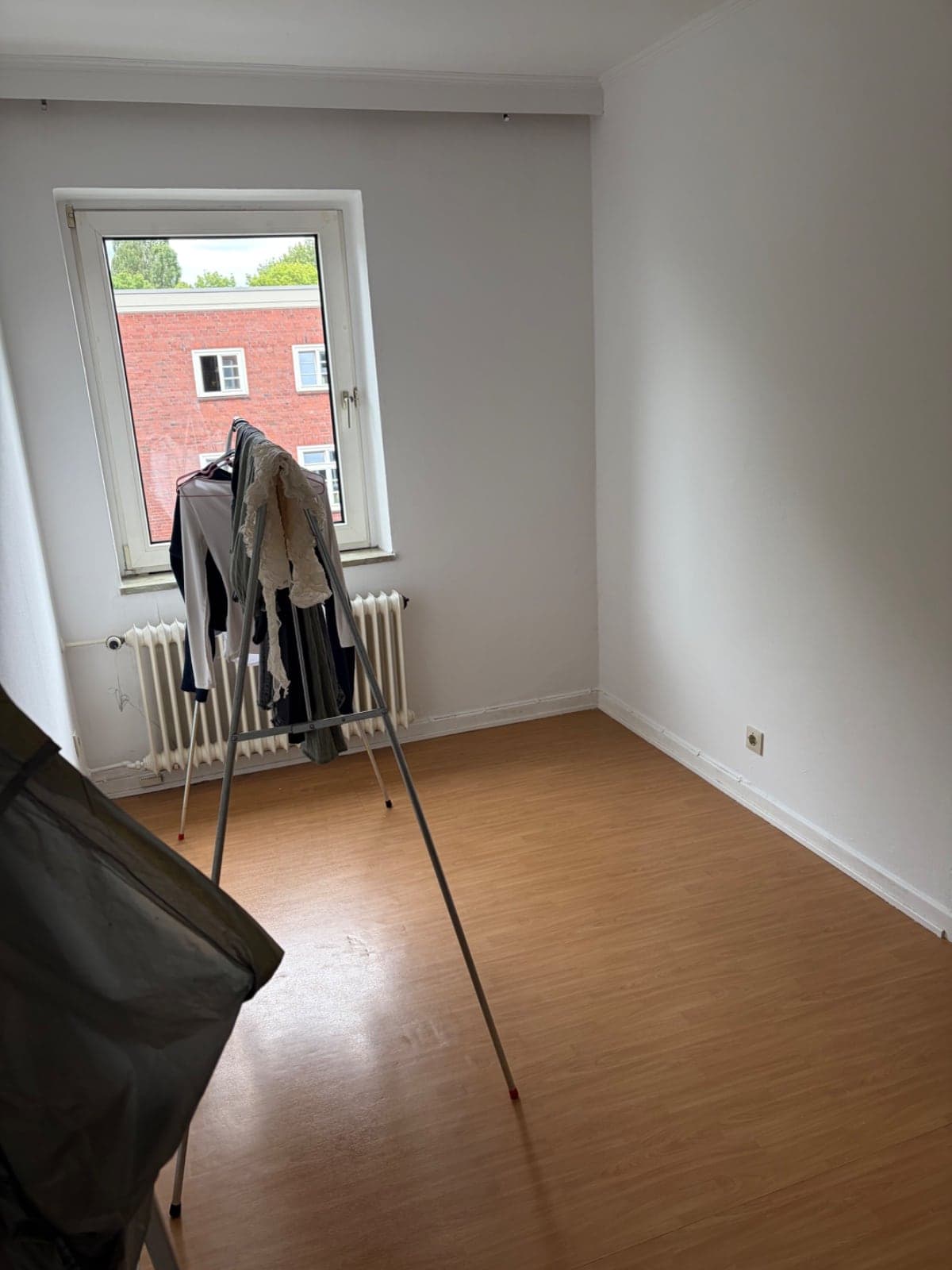 Frisch gestrichenes Zimmer mit neuem Bodenbelag