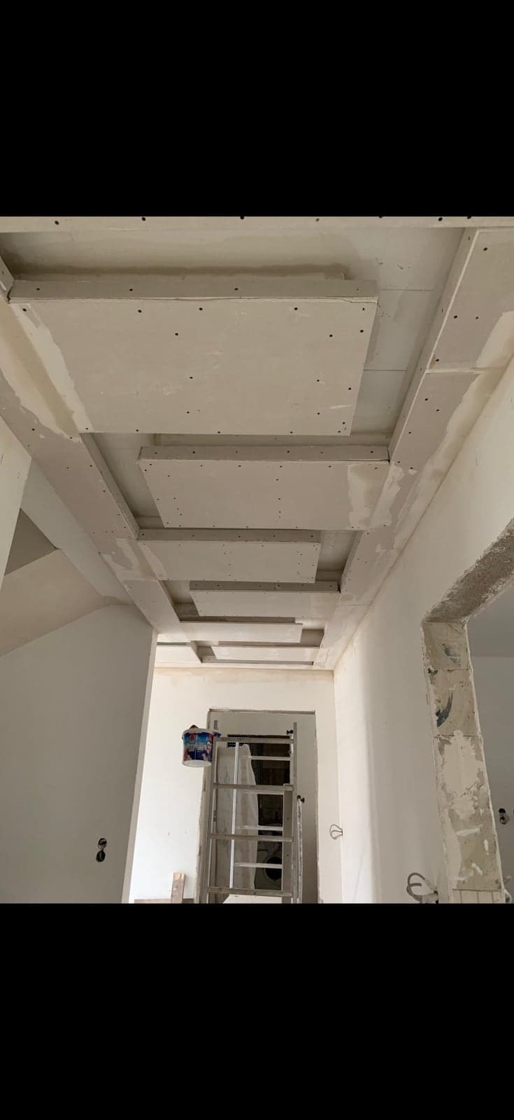 Trockenbau-Deckenkonstruktion mit Kassettenprofilen im Rohzustand